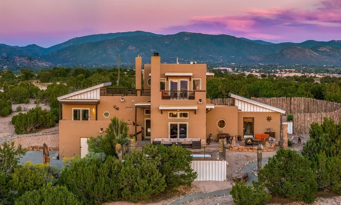 West Alameda House | Unique Casa Near Meow Wolf and Plaza - Pet Friendly Stay!