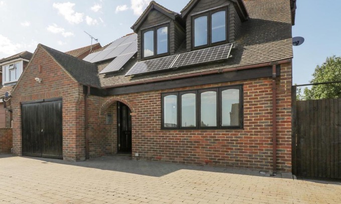 Sheerness House | Welcoming Cottage: 4-Star Stay with Perfect Guest Rating