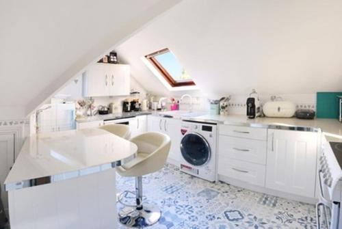 Winton Apartment | Stylish 3 Bedroom Apartment with Hot Tub & Ocean Views