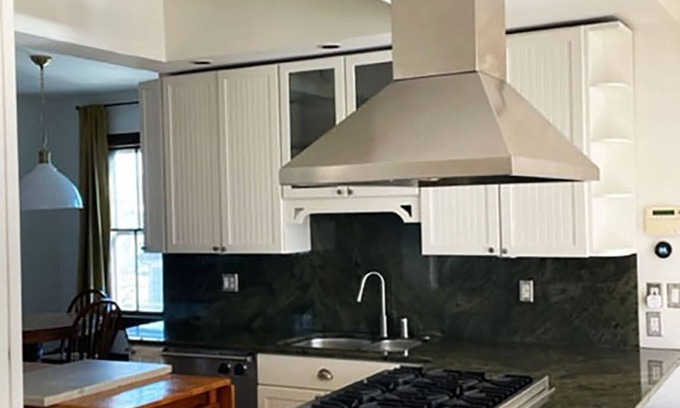 Fair Haven Apartment | Unforgettable Stay Near the Quinnipiac River with Chef's Kitchen
