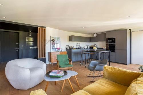 Marechal Lyautey - Vitton Apartment | Inviting Downtown Flat with 2 Bedrooms and Family-Friendly Amenities