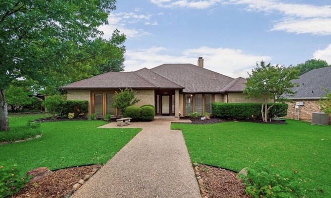 Garland House | Stunning Group House with Private Pool & Game Room