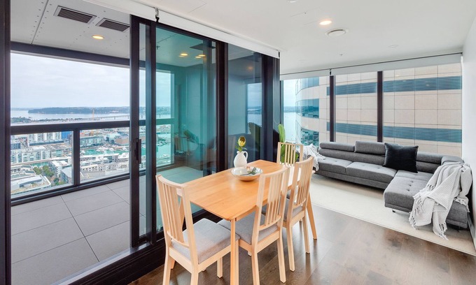 Auckland Central Business District Apartment | Unforgettable Views of Harbour, Skytower & Rangitoto