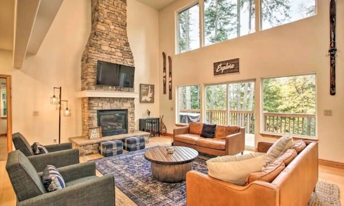 Clarksville House | Discover a Beautiful Home 3 Minutes from the Marina