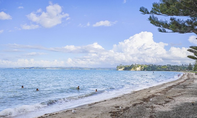 Eastern Beach House | Cozy Beach Retreat with Kitchen & Breakfast Included