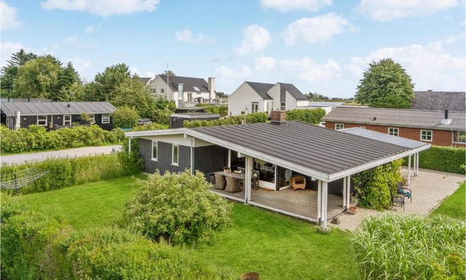 Hvidbjerg Strand House | Cozy Home in Brkop: Wifi, 3 Bedrooms & Hot Tub Access