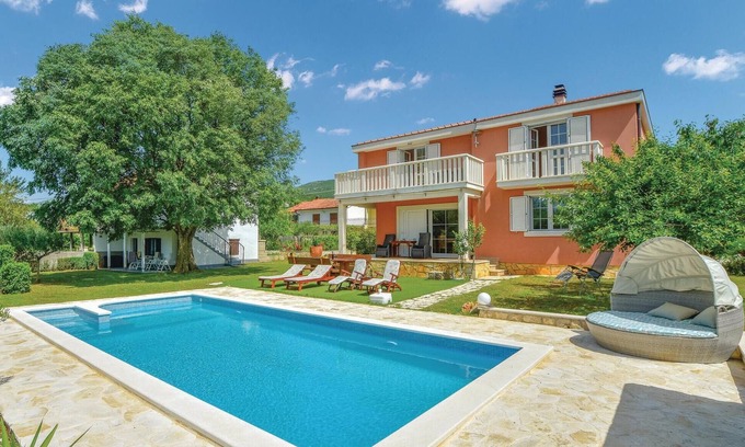 Dicmo House | Impeccable 4 Bedroom Retreat in Dicmo with Pool & Spa