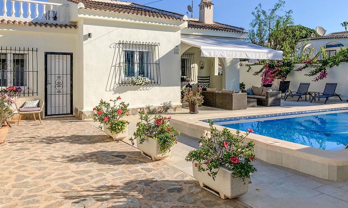 El Chaparral House | Your Relaxing Getaway Awaits at This Poolside Retreat