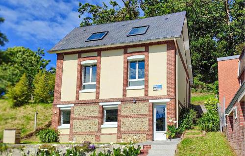 Veulettes-sur-Mer House | Cozy Retreat in Veulettes-sur-Mer with Family-Friendly Amenities