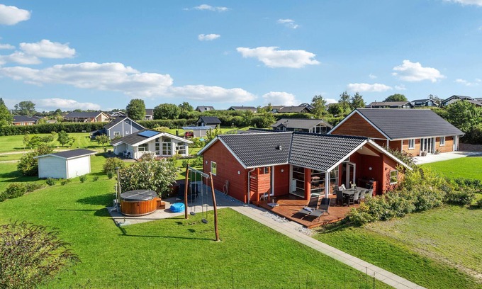 Frørup House | Pet-Friendly 4 Bedroom Retreat with Oceanfront Views in Frørup