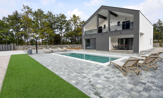 Municipality of Gracac House | Spacious 4-Bedroom Getaway in Gracac with Pool and Spa