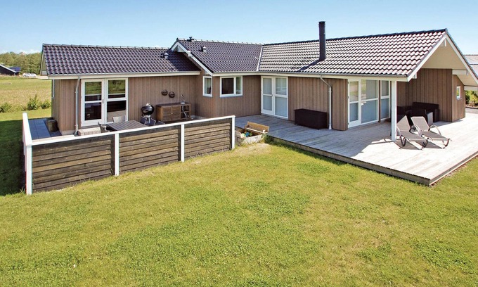 Flovt Strand House | Relaxing 3 Bedroom Retreat with Ocean Views in Haderslev