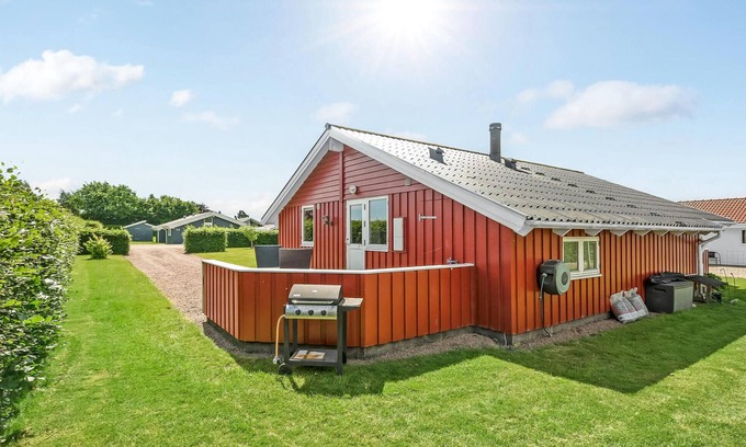 Flovt Strand House | Family-Friendly Coastal Cottage with Oceanfront Views