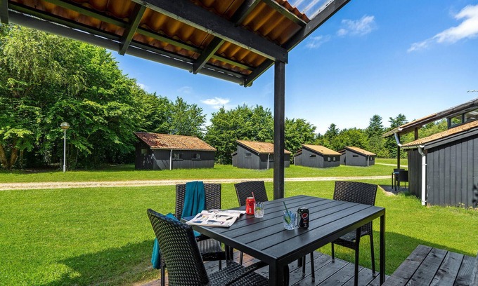 Hampen House | Serene Escape by Hampen Lake with Spa and Breakfast
