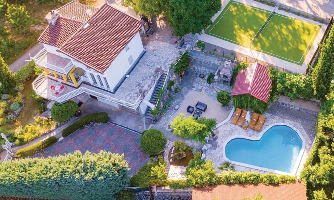 Imotski House | Family-Friendly 4 Bedroom Retreat in Imotski with Pool