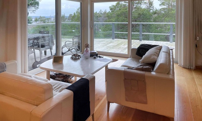 Ingaro House | Relax in 4 Bedroom Accommodation with Oceanfront Views