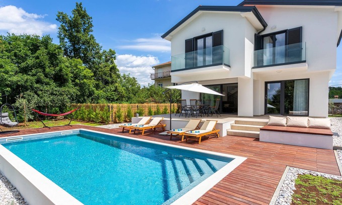 Mucici House | Delightful Modern Retreat with Pool & Family-Friendly Amenities