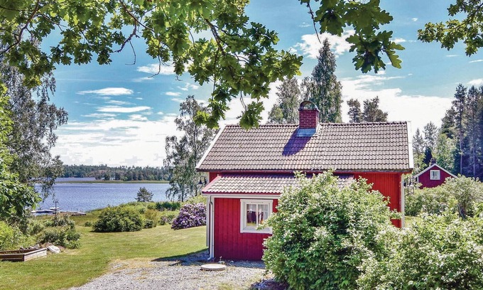 Kopmannebro House | Idyllic Cottage with Spa and Lake Views on Ryrsjön Headland