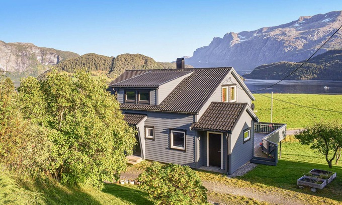 Askvoll House | Relaxing Getaways on a Farm by the Scenic Fjord