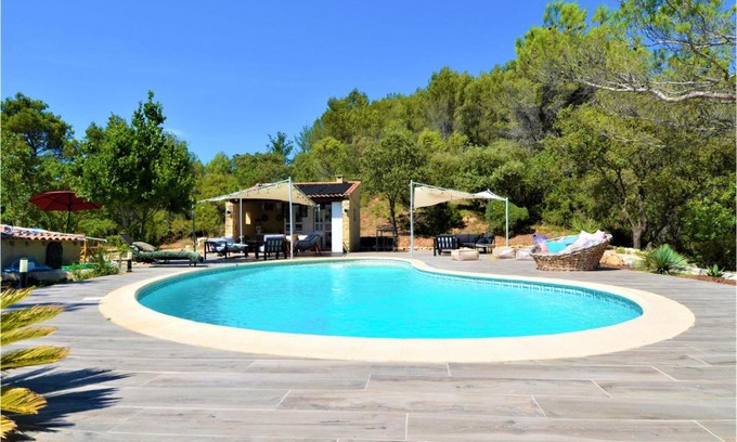 Lafare House | Family-Friendly Retreat in Lafare with Pool & Kitchen