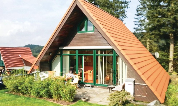 Langelsheim House | Inviting 3 Bedroom Stay in Langelsheim with Spa & Lake View