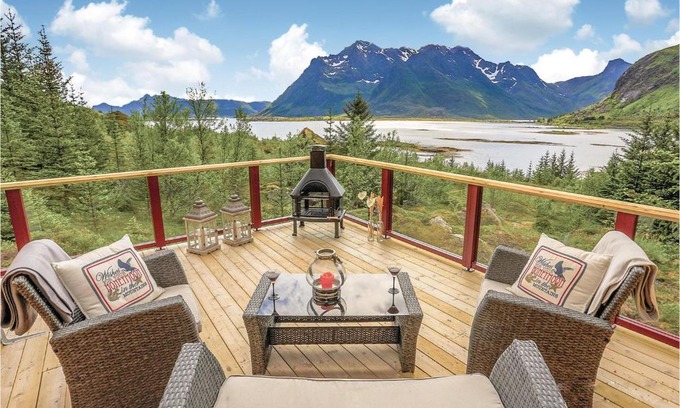 Valberg House | Family-Friendly Home in Leknes with Kitchen Access