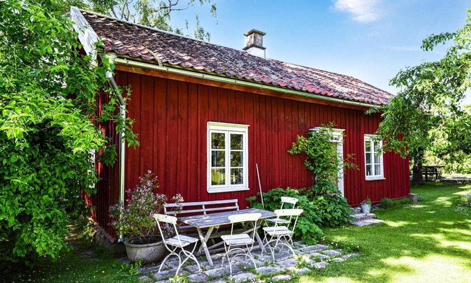 Lidkoping Municipality House | Charming 1806 Country House with Lake Views & Pet Friendly