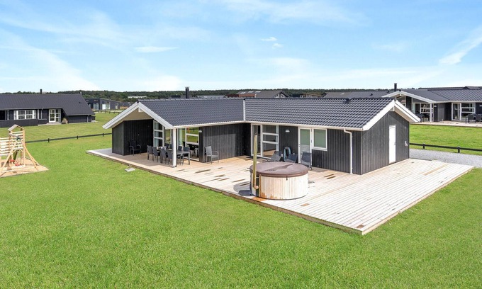 Nr. Lyngby Strand House | Spacious 5-Bedroom Retreat with Oceanfront Views in Løkken