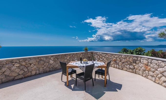Cres House | Guest Rated 10/10: Oceanfront 1 Bedroom in Lubenice