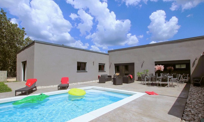 Lussas House | Experience Scenic Countryside Views at Our Modern Villa