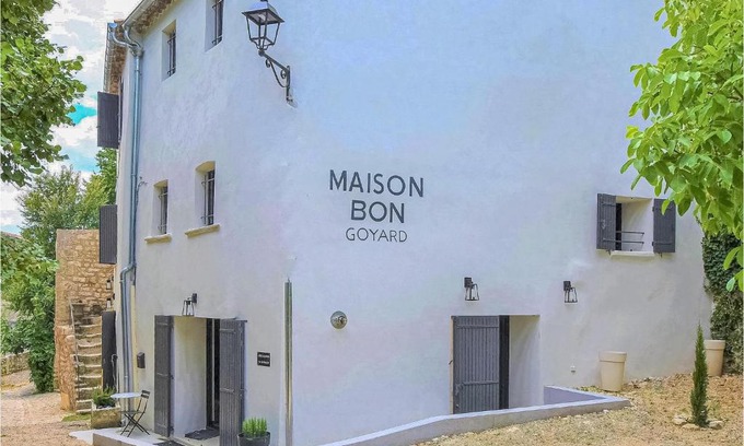 Monieux House | Family-Friendly Retreat in Monieux with WiFi & 5 Bedrooms