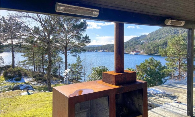 Bomlo House | Cozy Oceanfront Home in Mosterhamn with Kitchen