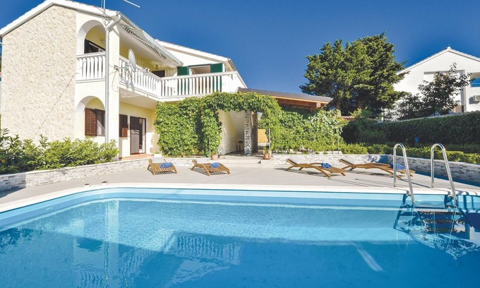 Murter House | Ideal 4 Bedroom Accommodation with Ocean Views in Murter