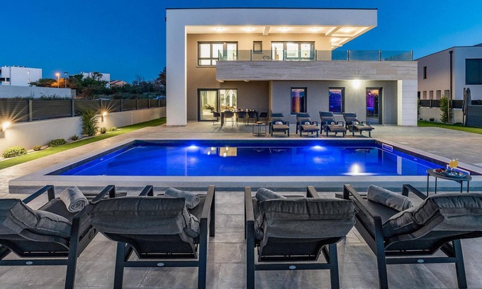 Nin House | Comfortable 4 Bedroom Accommodation with Ocean View in Nin