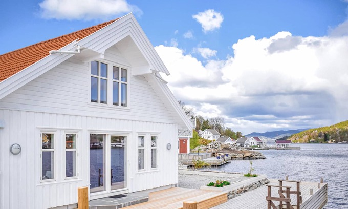 Skjoldastraumen House | Cozy Lakeview Vacation Home with Beach Access and Spa