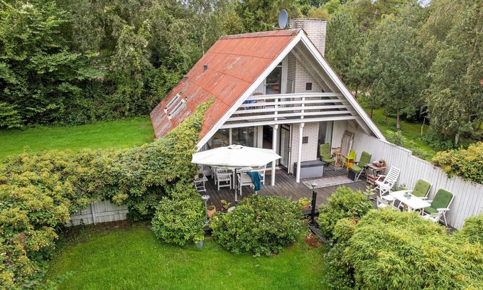 Klint House | Cozy 3-Bedroom Retreat with Oceanfront Views in Nykøbing Sj