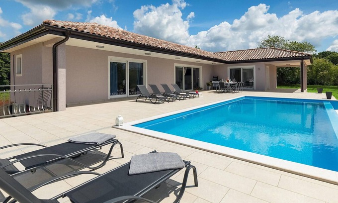 Pazin House | Spacious 3 Bedroom Retreat in Pazin with Pool & Spa