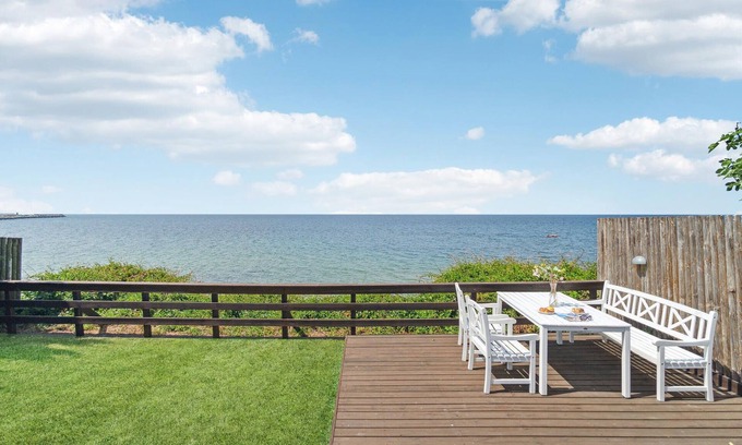 Ronne House | Cozy 2-Bedroom Retreat with Ocean Views in Rønne