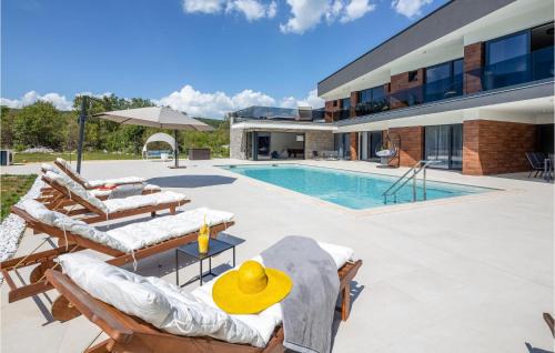 Sinj House | Spacious 4 Bedroom Home in Radosic with Pool & Hot Tub