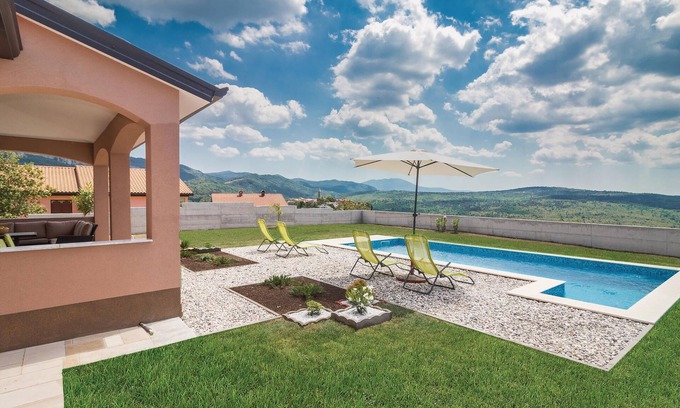 Ciritez House | Family-Friendly 3 Bedroom Accommodation in Roc with Pool