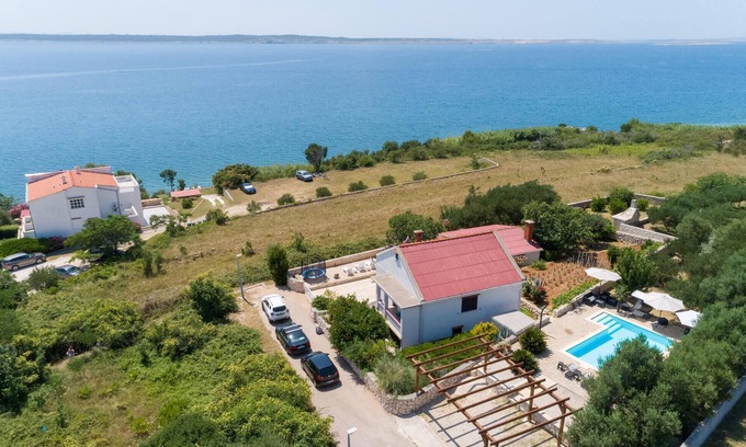 Rtina House | Spacious 5-Bedroom Retreat with Ocean Views in Rtina