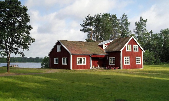 Sandsjofors House | Spacious 6-Bedroom Retreat with Lake Views in Sandsjöfors