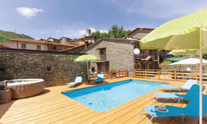 Pieve San Paolo House | Relaxing 5 Bedroom Retreat in Sassalbo with Private Pool