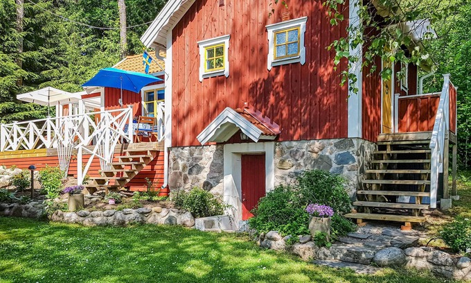 Sollebrunn House | Cozy Cottage Retreat in Sollebrunn with Lake View Amenities