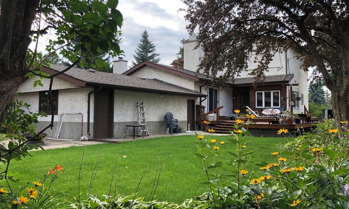 Southwest Calgary House | Inviting Home in South Calgary with Spa & Hot Tub
