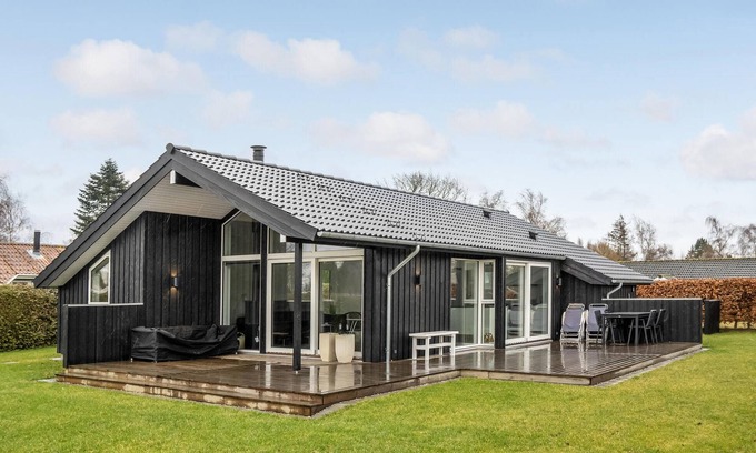 Kongsnæs House | Experience a Relaxing Beach Getaway in Our Cozy Home