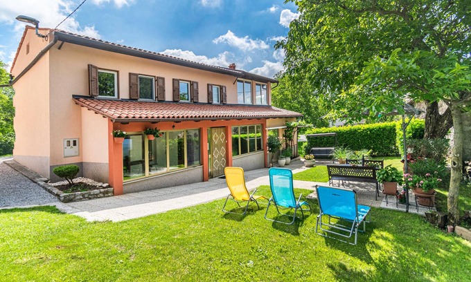 Sezana House | Ideal 3 Bedroom Retreat in Stanjel with Pool & Spa