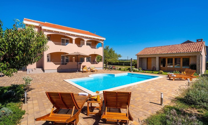 Suhovare House | Comfortable 4-Bedroom Getaway with Pool in Suhovare