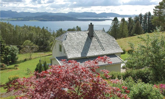 Strand House | Scenic Retreat in Tau with Mountain View & Family Amenities