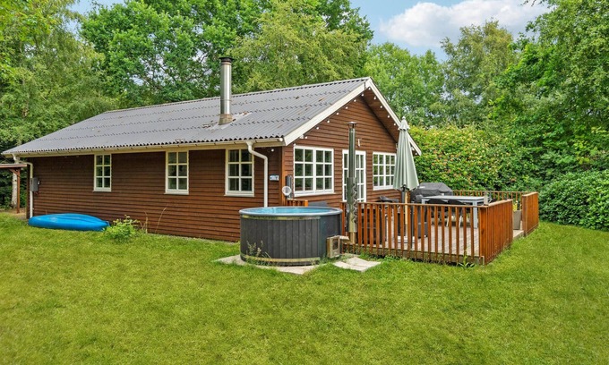Thyholm House | Comfortable 3 Bedroom Accommodation with Lake View in Thyholm